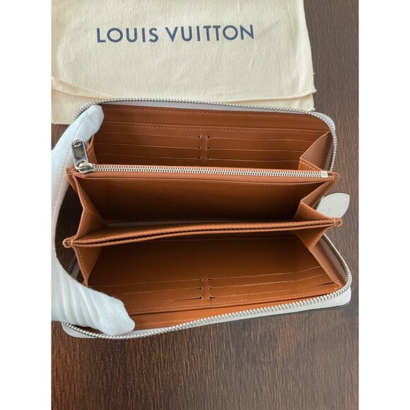 Louis Vuitton Mahina Beige Zippy Wallet Excellent Condition Box & Bag - Picture 8 of 13